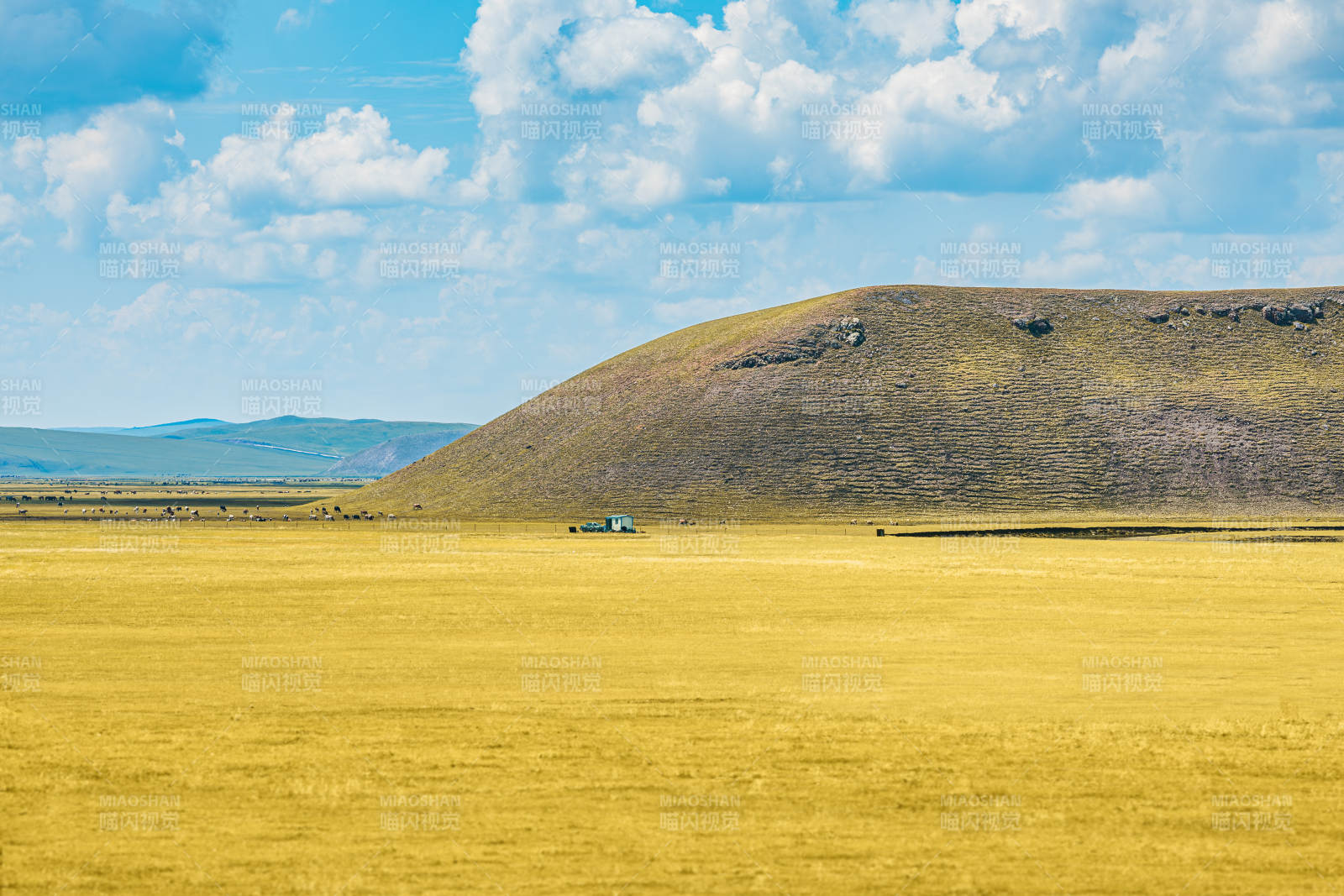草原上的宁静山丘  莫尔格勒河图片