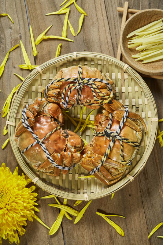 蒸蟹与菊花的秋日美味图片