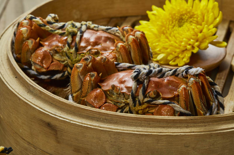 蒸蟹配菊花 美味佳肴图片