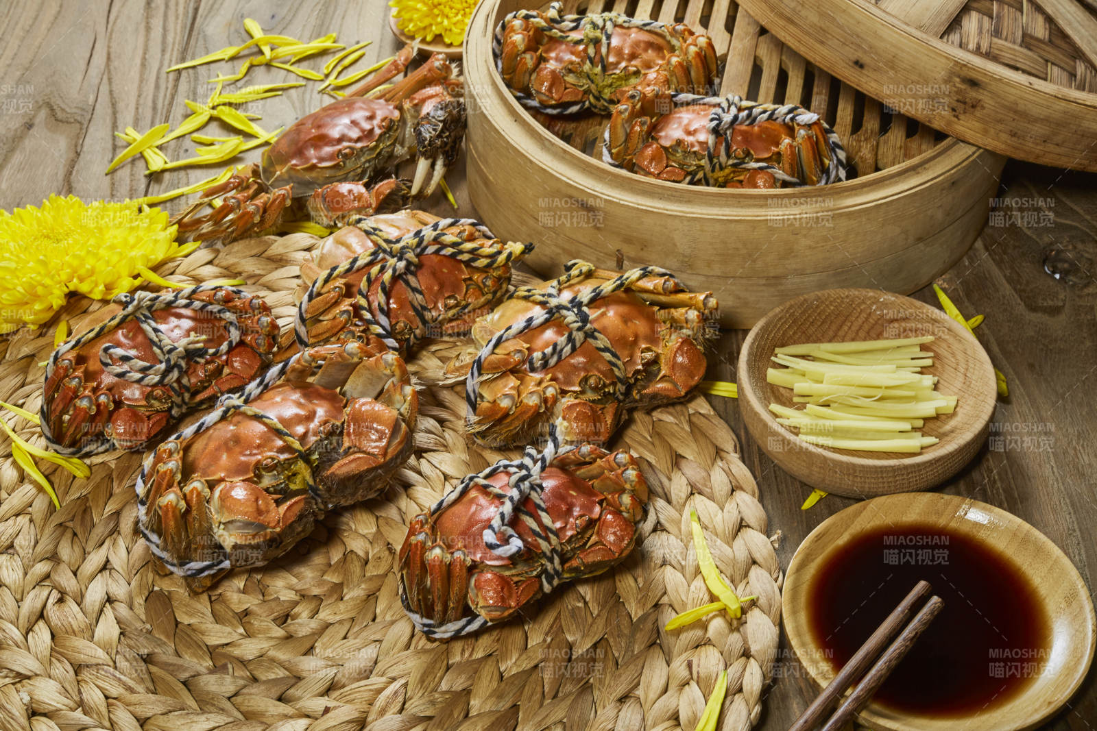 蒸螃蟹配姜醋碟图片
