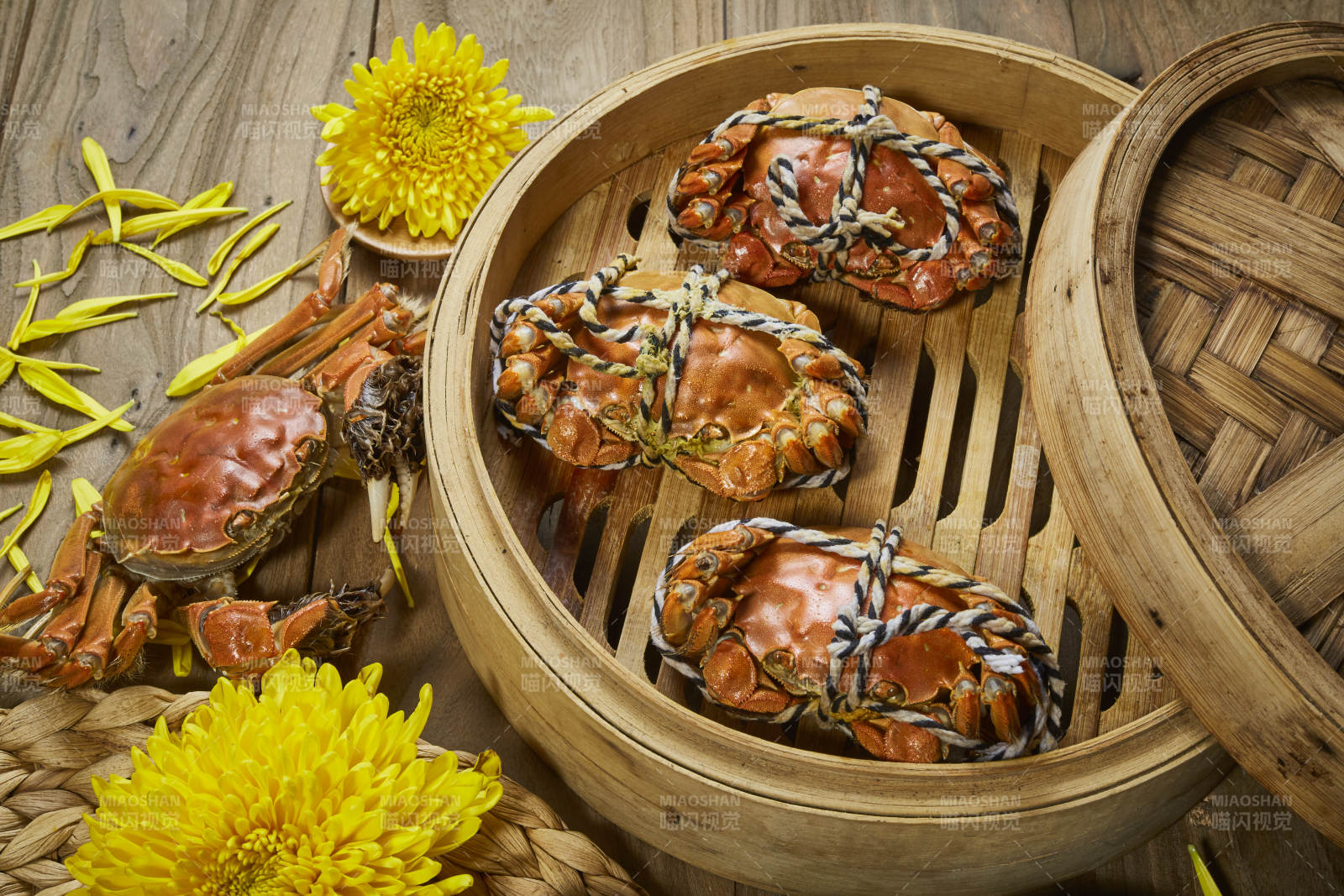 蒸螃蟹与菊花装饰图片