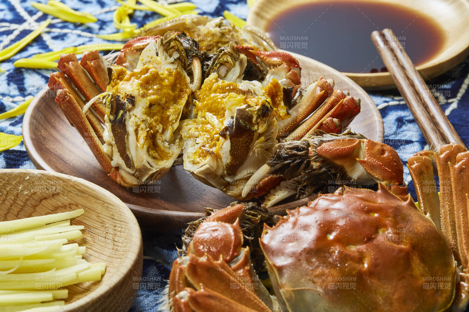 清蒸大闸蟹配姜醋汁图片