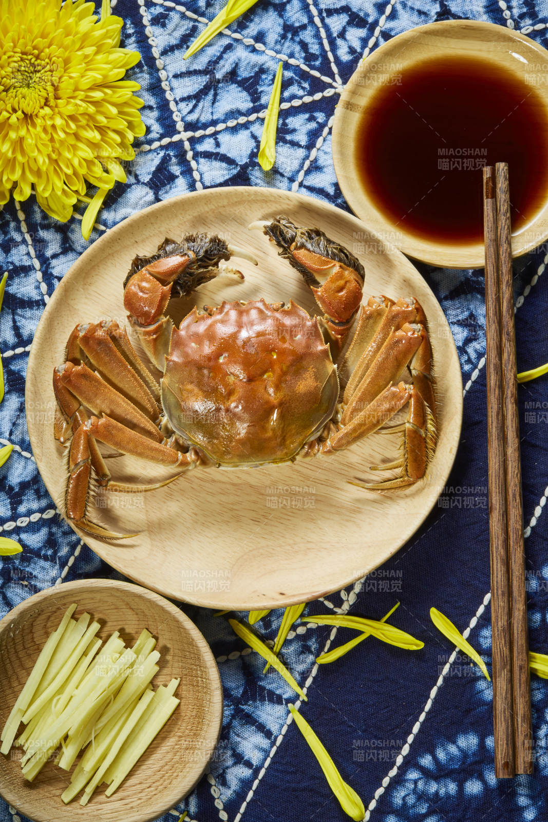 清蒸大闸蟹配姜茶图片