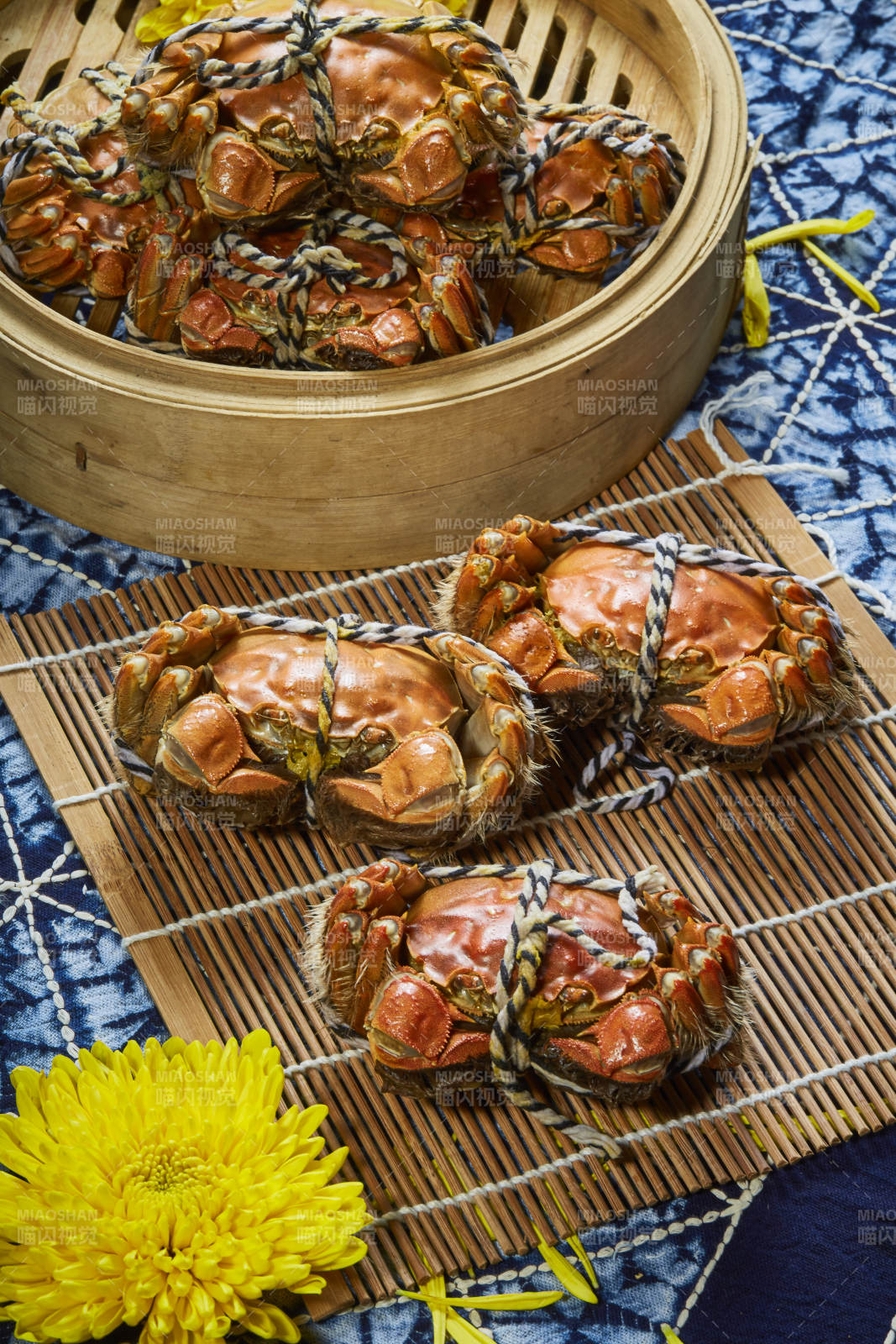 蒸蟹与菊花的美味搭配图片