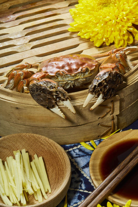 蒸蟹配姜丝 秋日美味图片