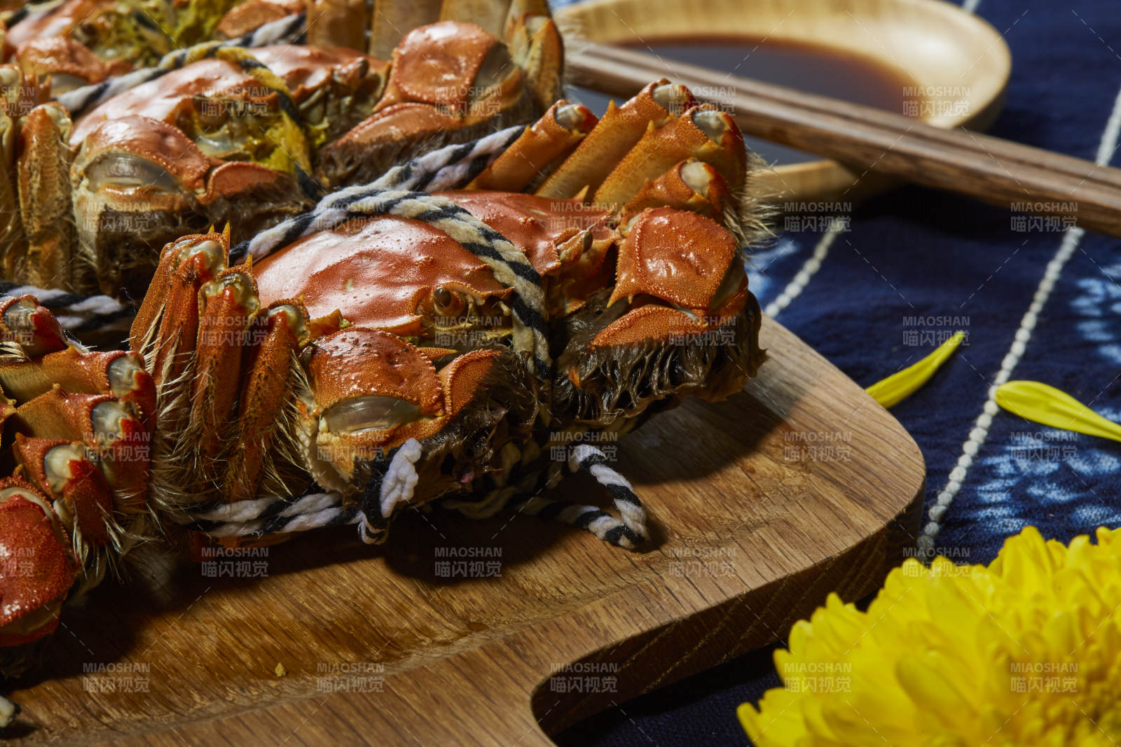 秋日美味大闸蟹图片