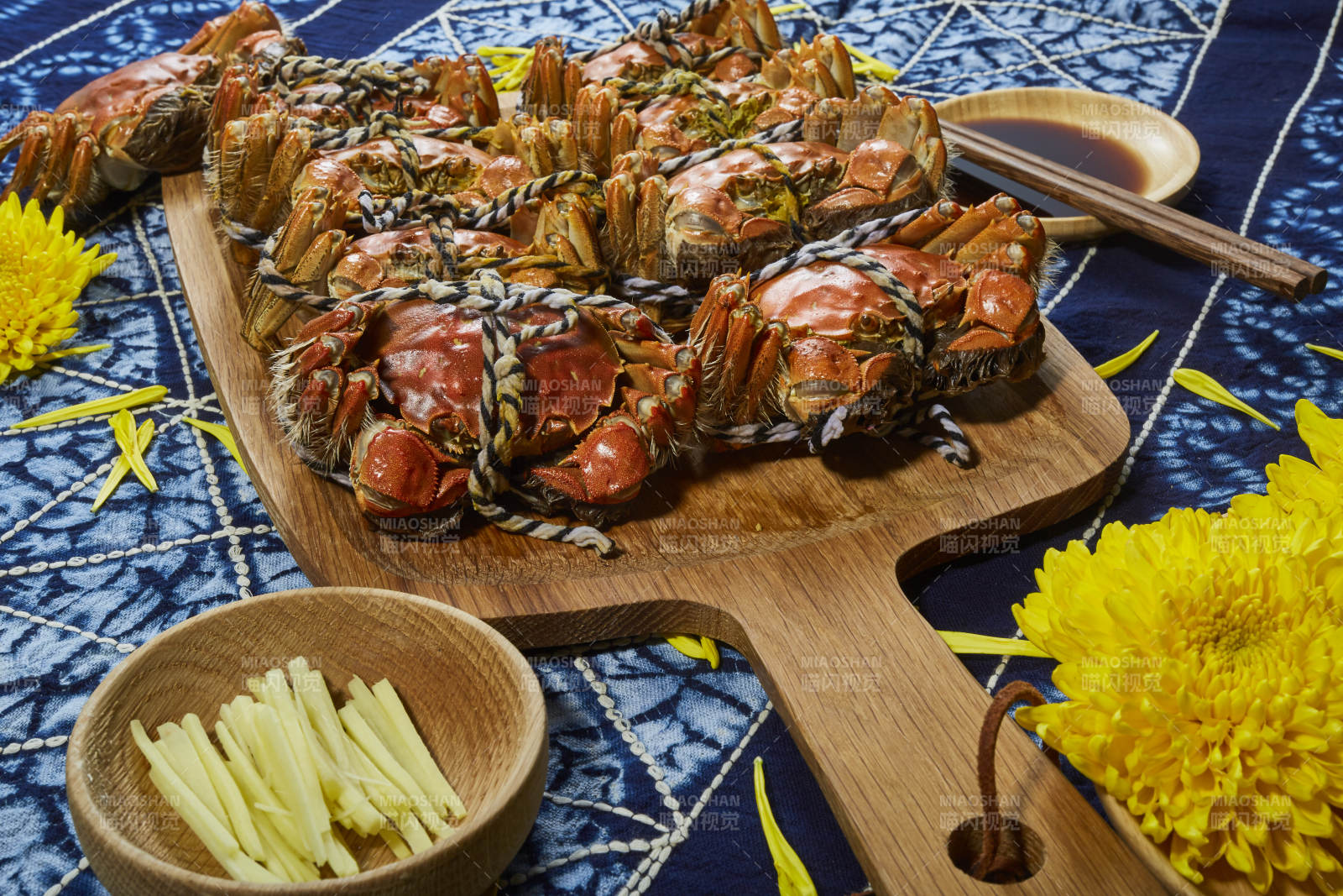 清蒸大闸蟹配姜丝图片