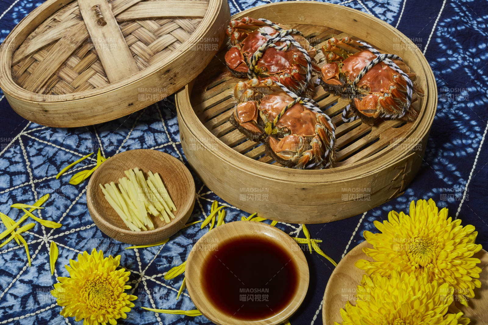 蒸蟹配茶 秋日美食图片