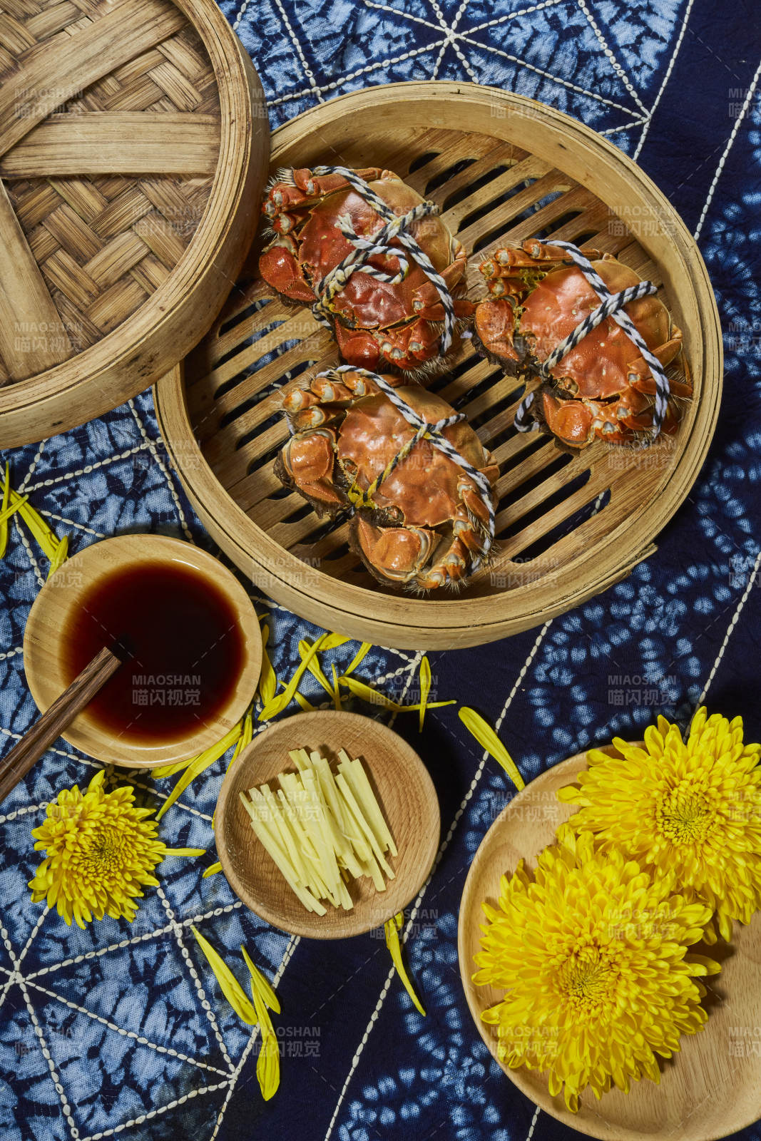 蒸蟹配姜茶 秋日美味图片