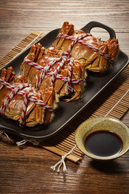 清蒸大闸蟹配酱油碟图片