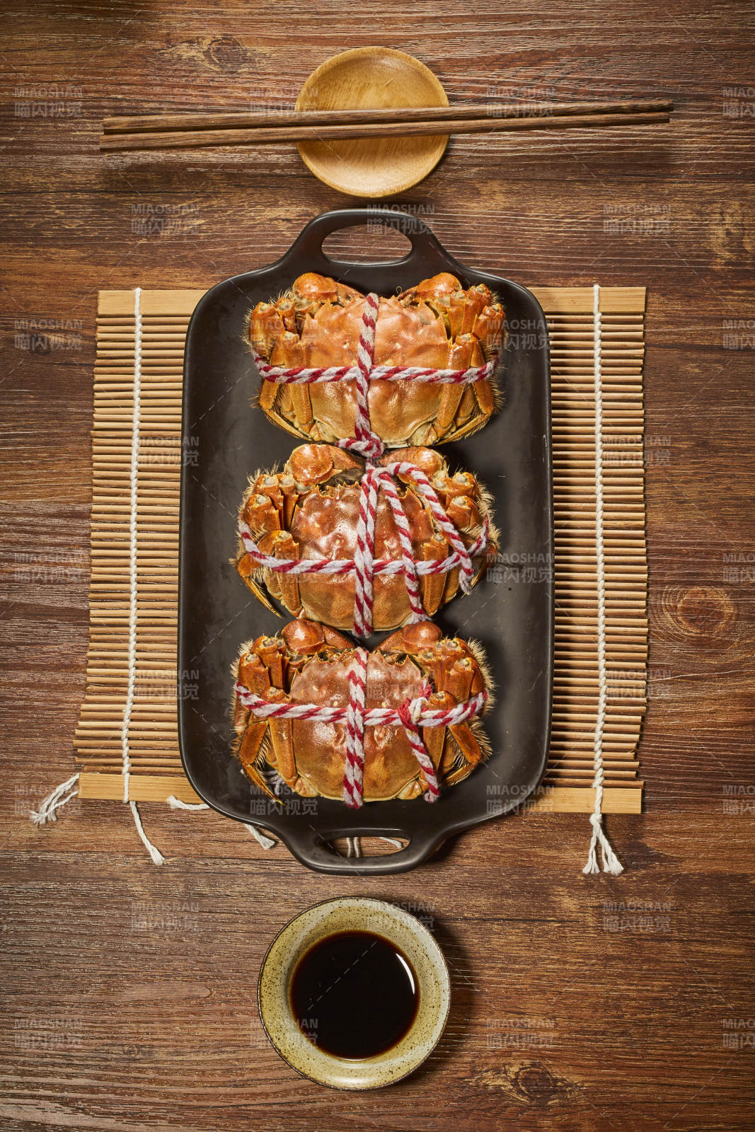 清蒸大闸蟹配酱油碟图片