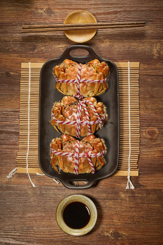 清蒸大闸蟹配酱油碟图片