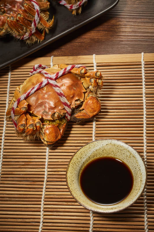 清蒸大闸蟹配酱油图片