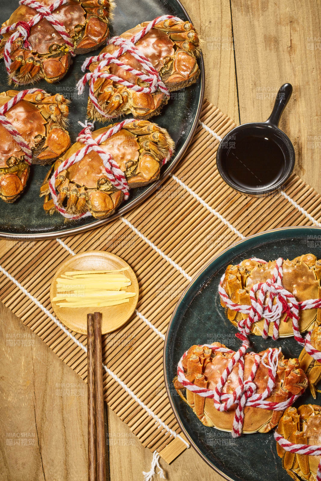 清蒸大闸蟹配姜醋碟图片