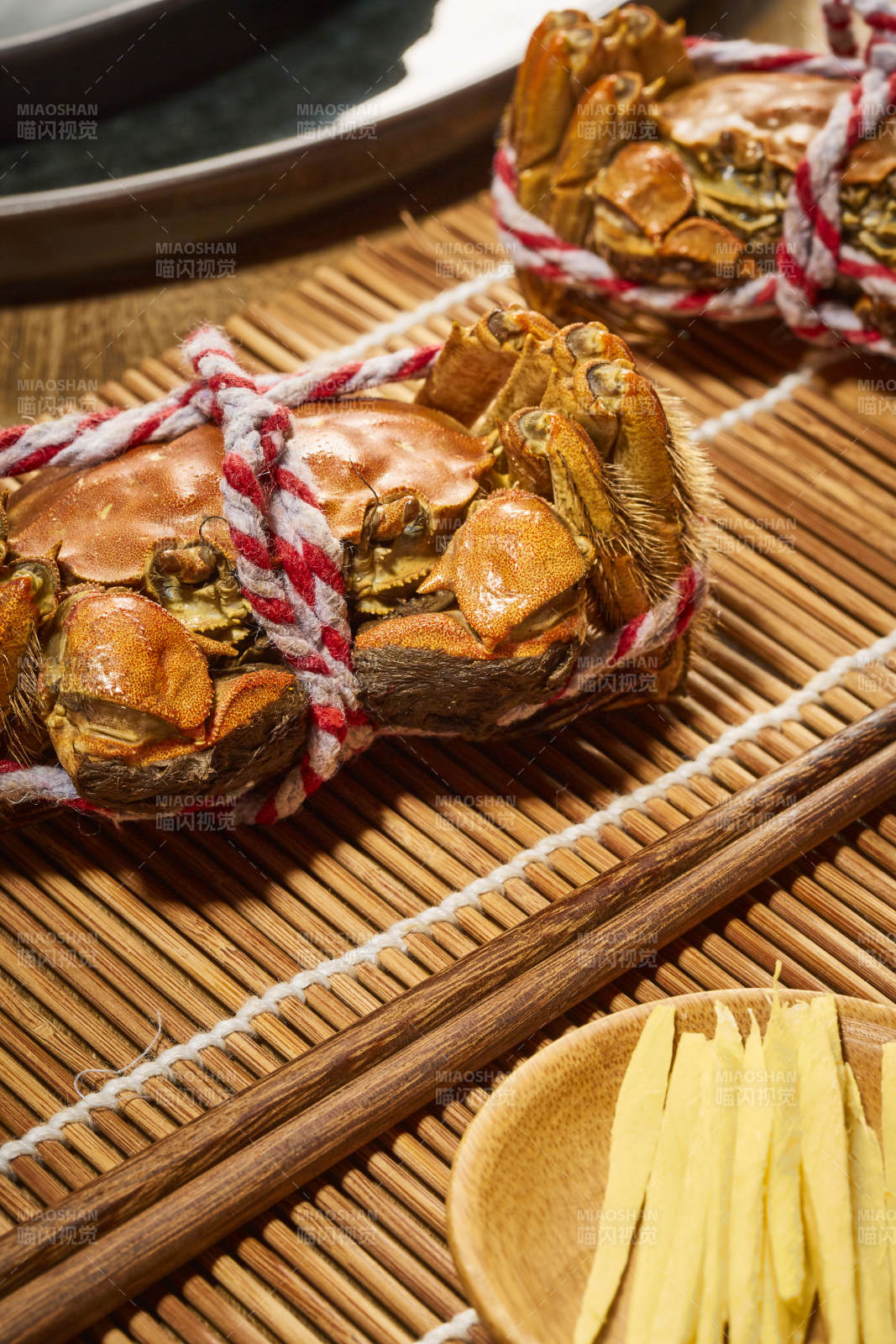 螃蟹与姜丝的美味搭配图片