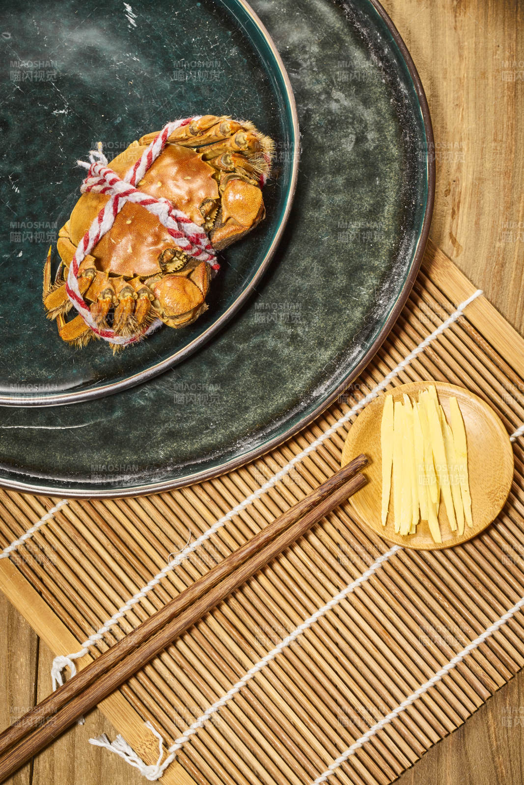 清蒸大闸蟹配姜丝图片