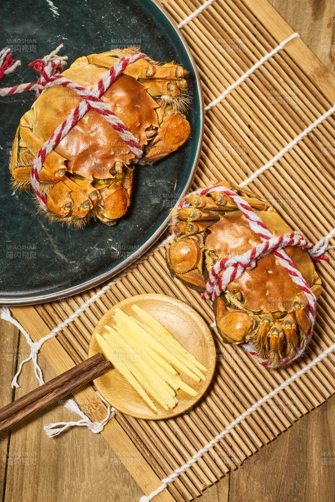 清蒸大闸蟹配姜丝醋碟图片