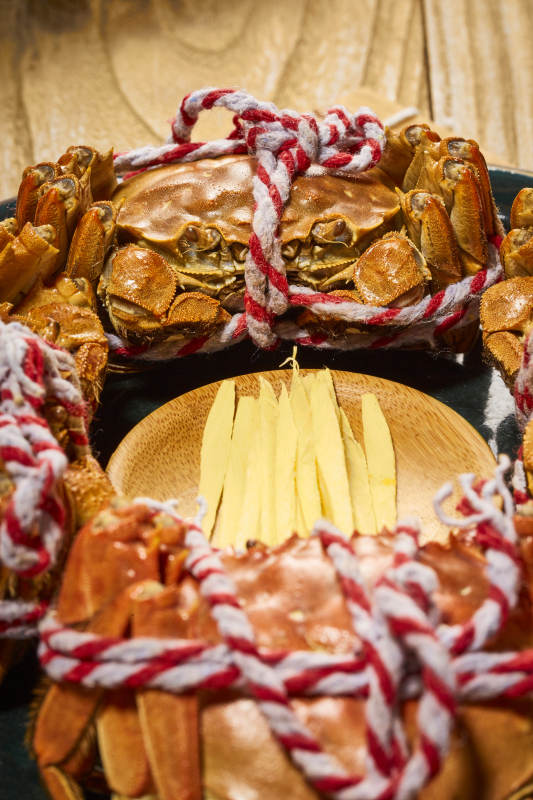 大闸蟹与姜片的美味组合图片