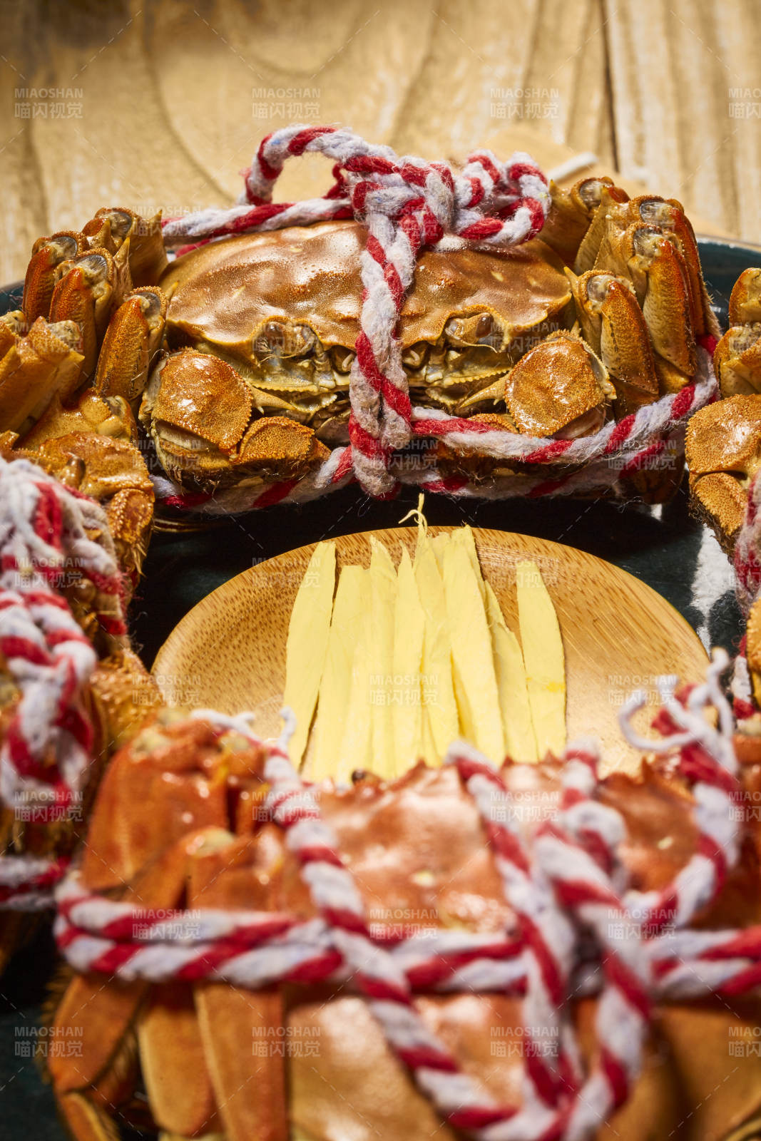 大闸蟹与姜片的美味组合图片