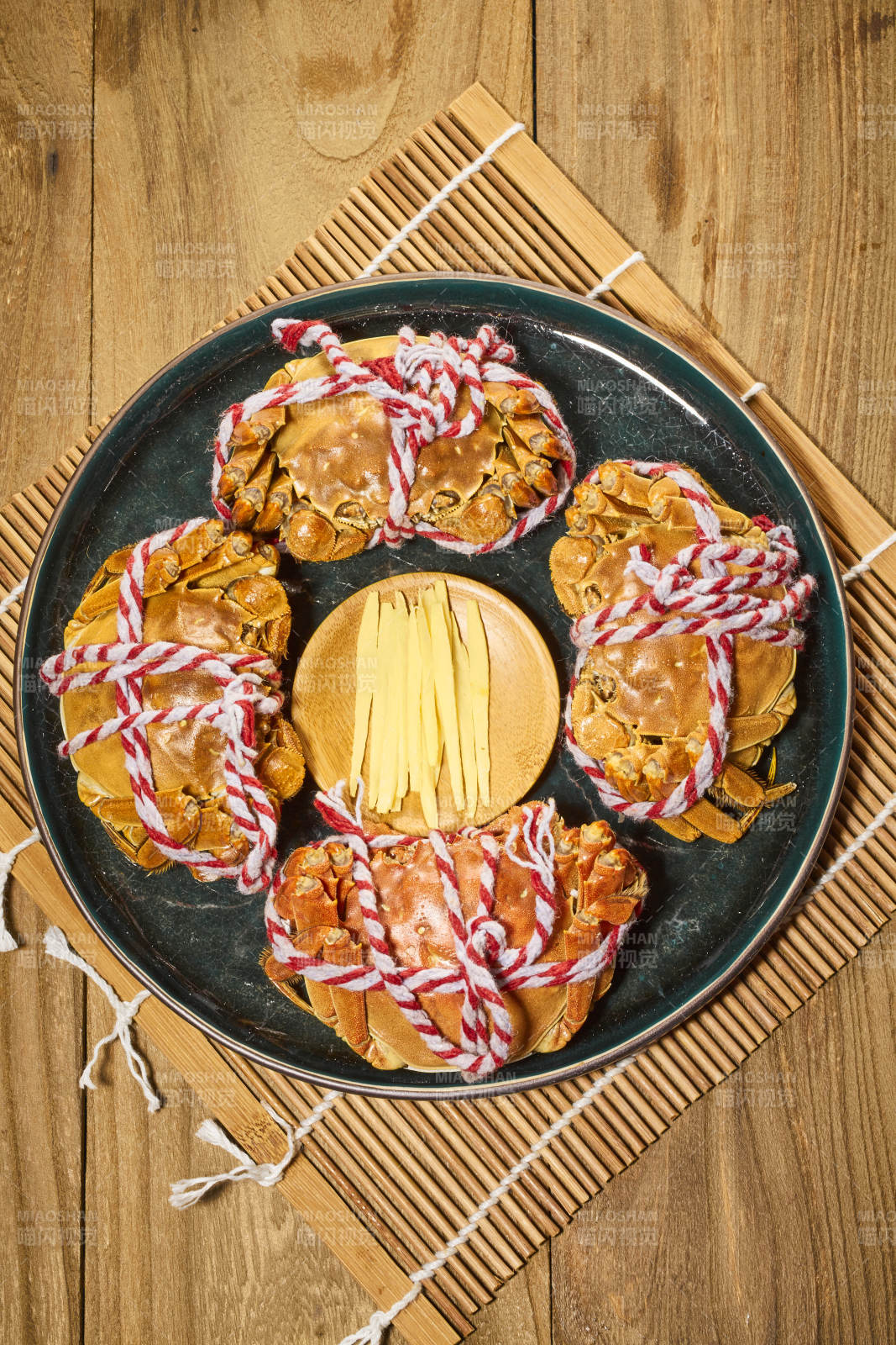 大闸蟹配姜丝 美味佳肴图片