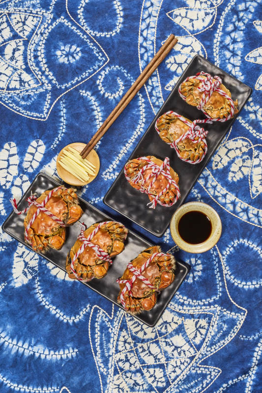 美味螃蟹宴 蓝布映佳肴图片