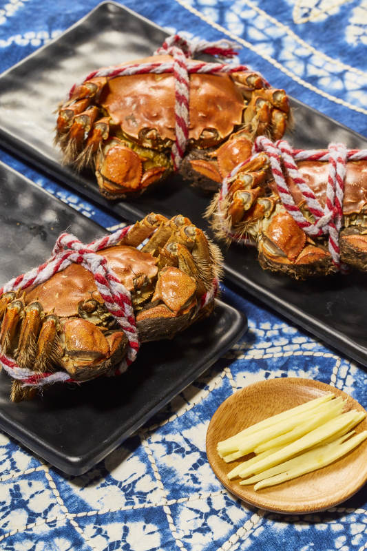 绑绳螃蟹与姜片摆盘图片