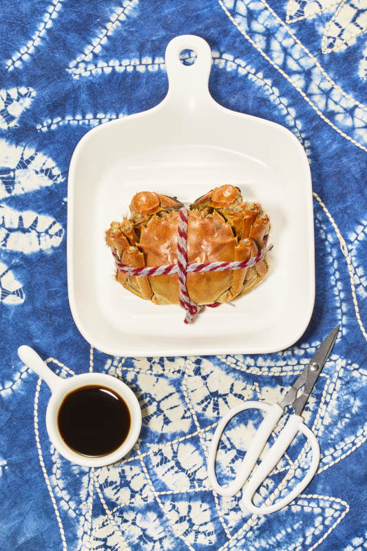 清蒸大闸蟹配酱油图片