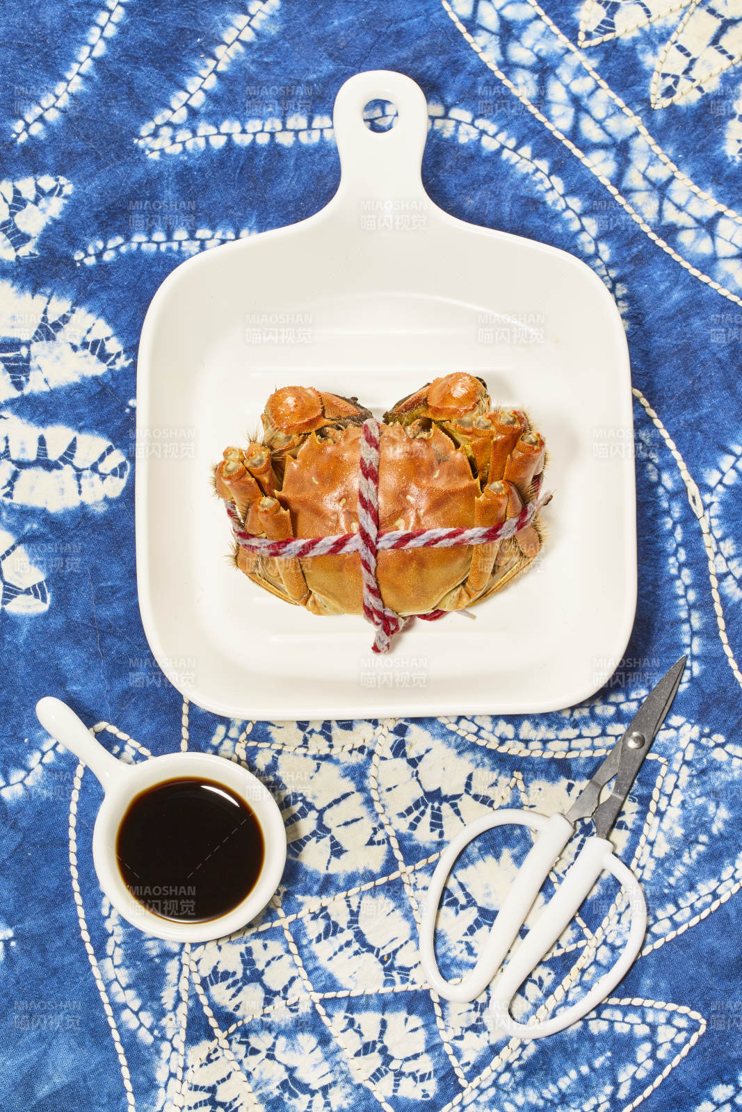 清蒸大闸蟹配酱油图片