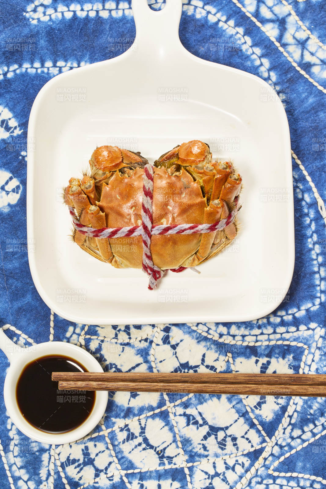 清蒸大闸蟹配酱油碟图片