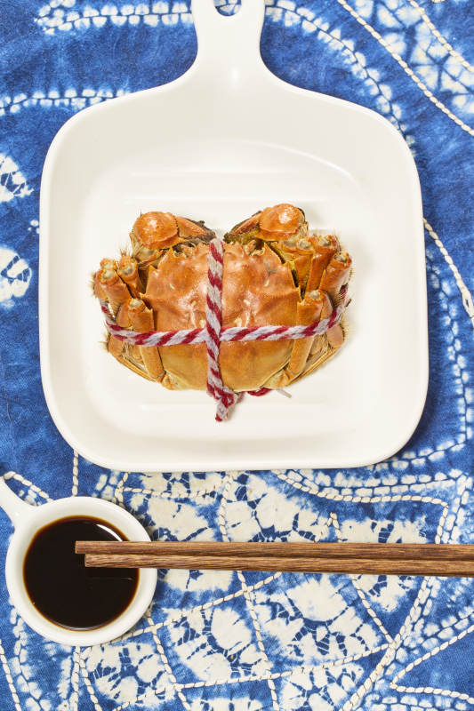 清蒸大闸蟹配酱油碟图片