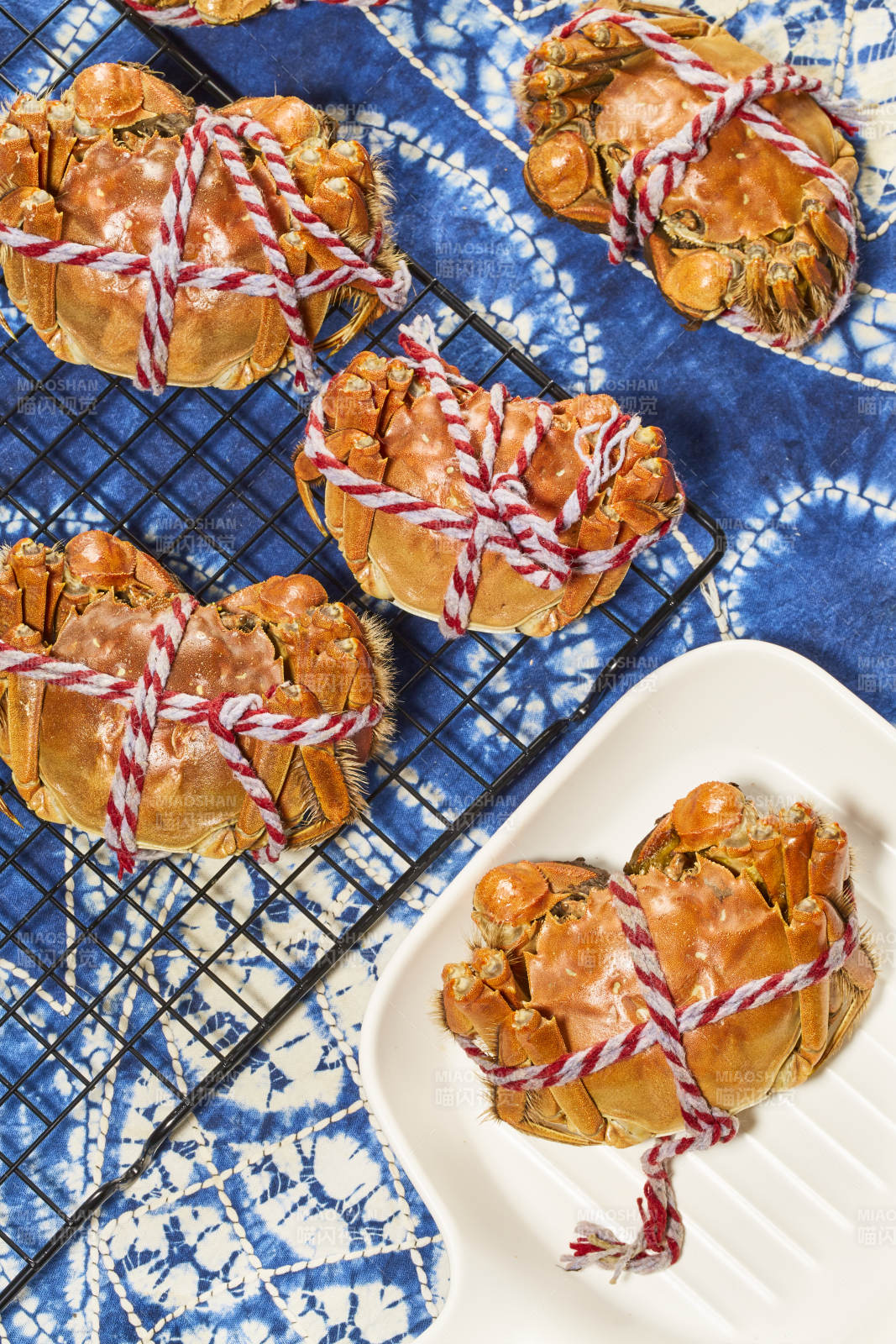 大闸蟹蒸制完成待享用图片