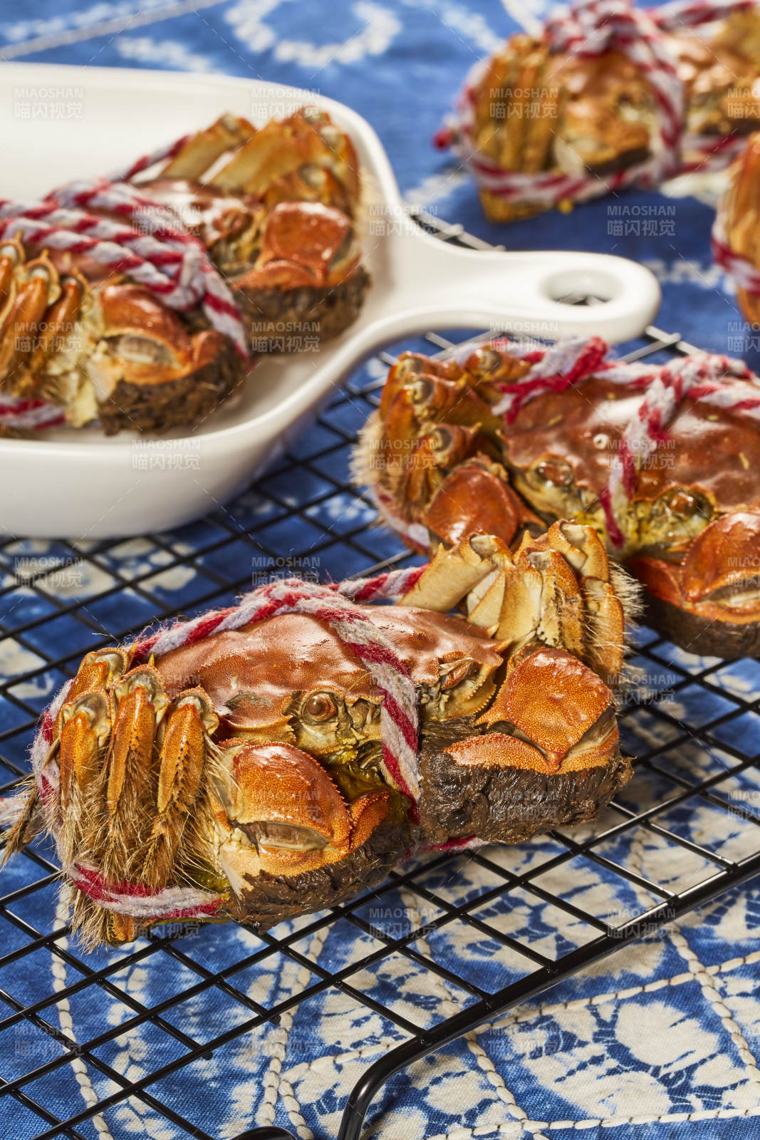 大闸蟹蒸制准备中图片