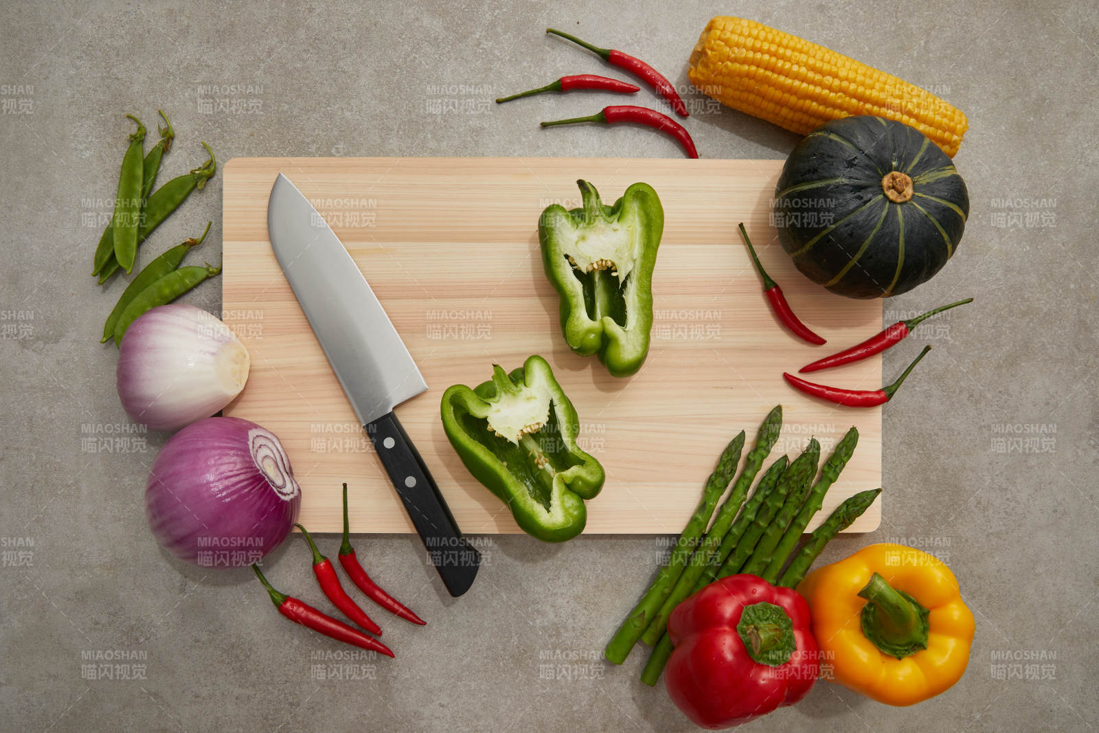 新鲜蔬菜与刀具准备切菜图片