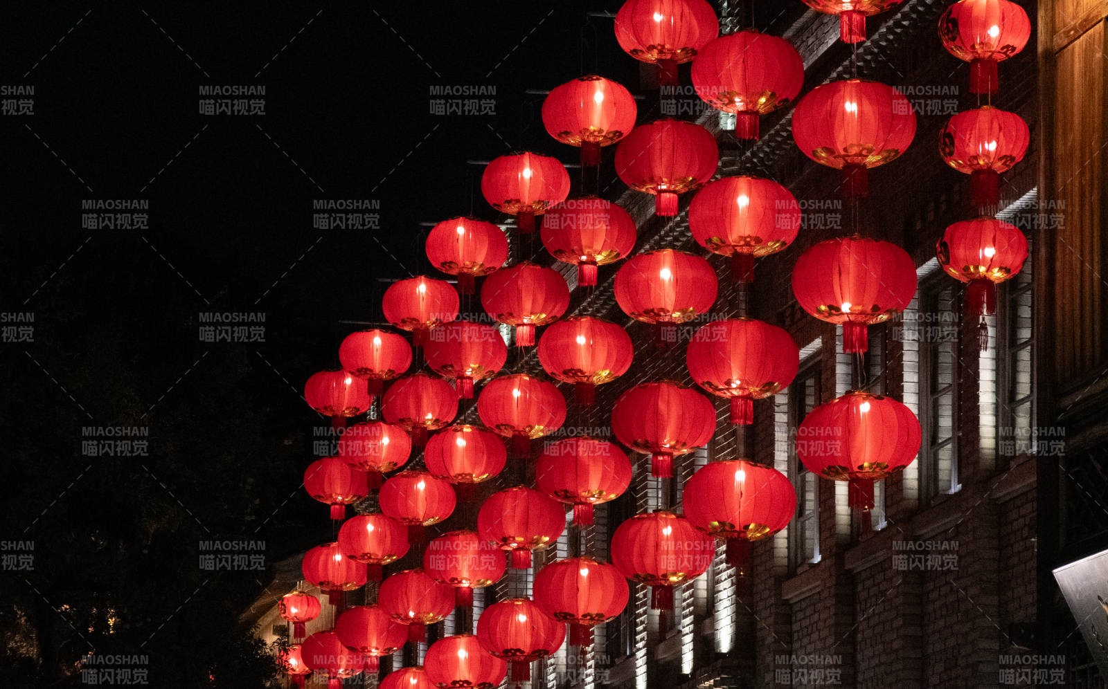 夜幕下的红灯笼装饰图片