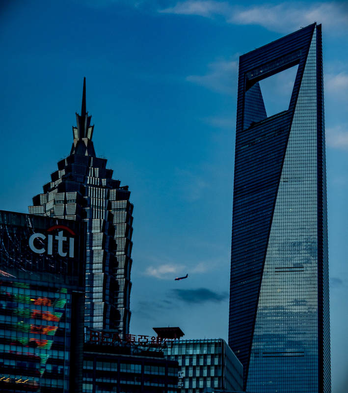 上海夜景 高楼与飞机图片