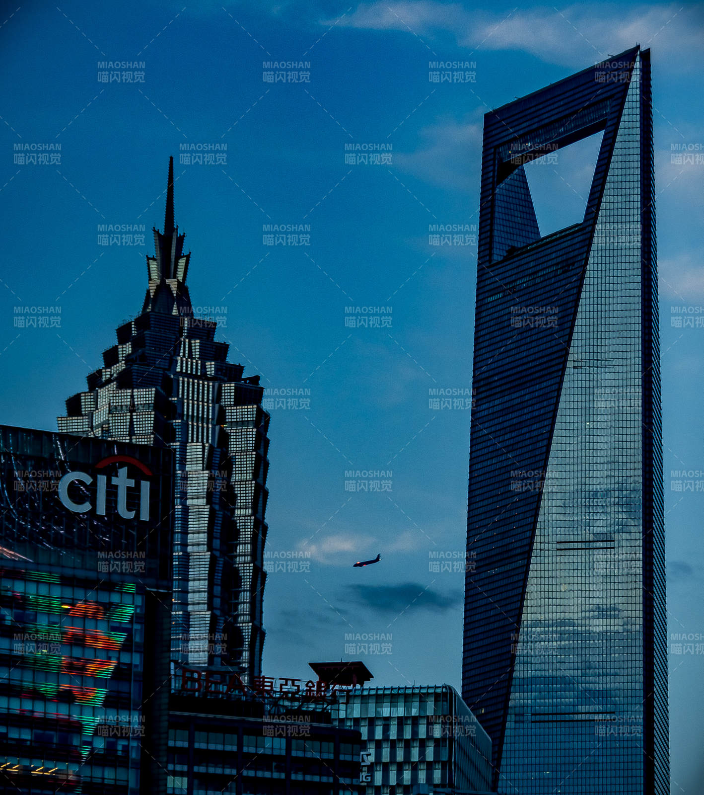 上海夜景 高楼与飞机图片