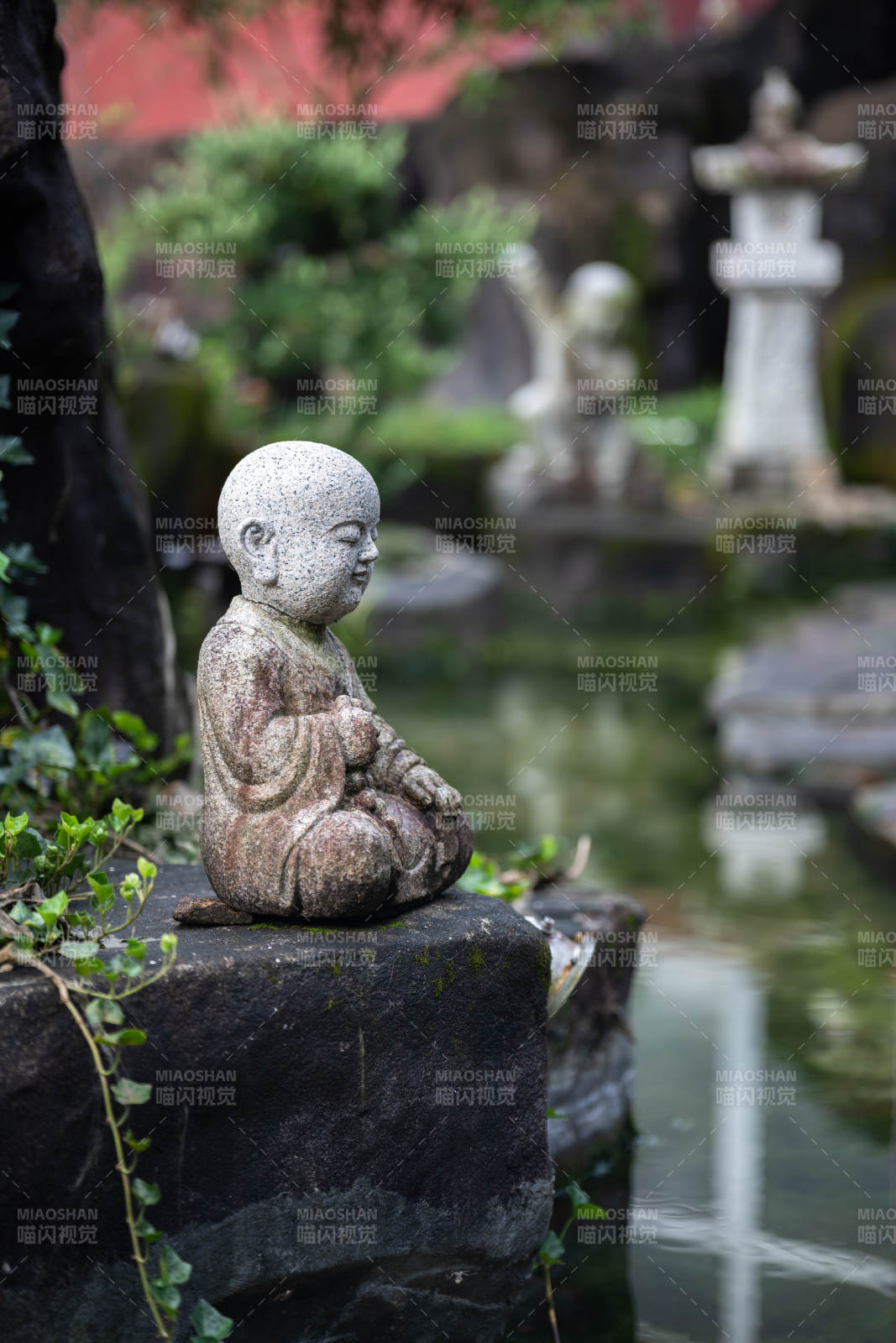 静谧佛像 水畔禅意图片