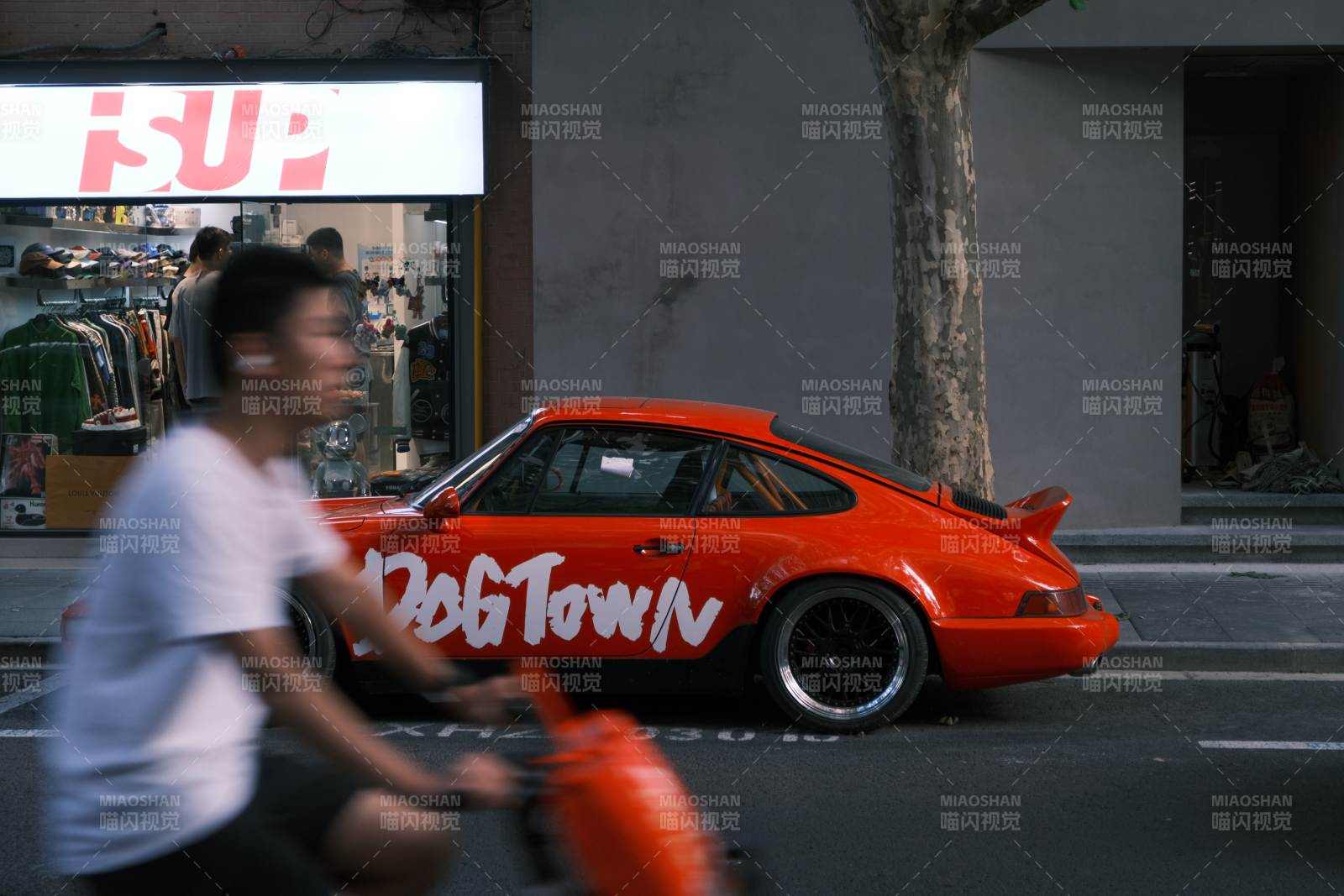 街头疾驰的红色跑车图片