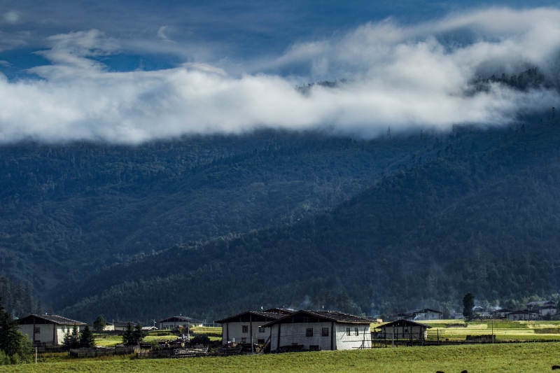 山间云雾缭绕 农舍静谧 (香格里拉)图片