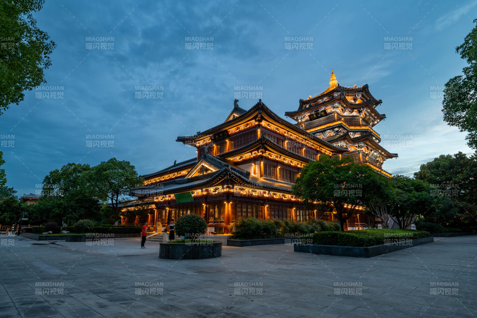 古建筑夜景灯光璀璨蓝调时刻图片