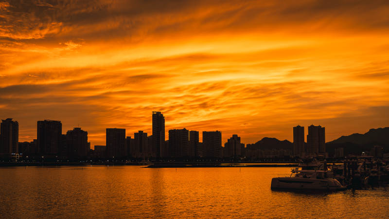 夕阳映照城市剪影图片