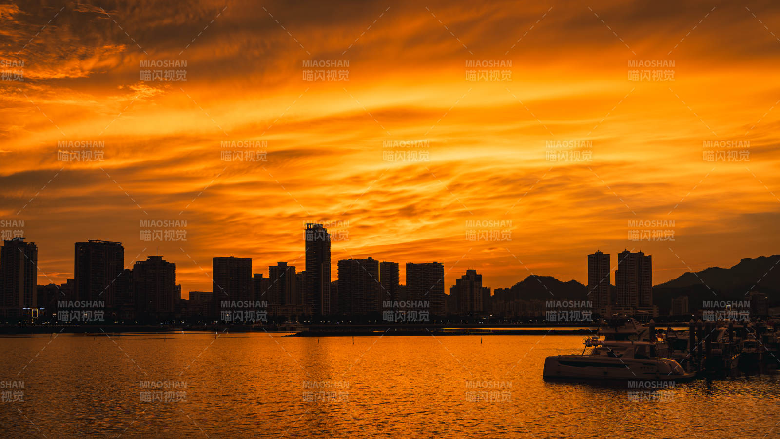 夕阳映照城市剪影图片