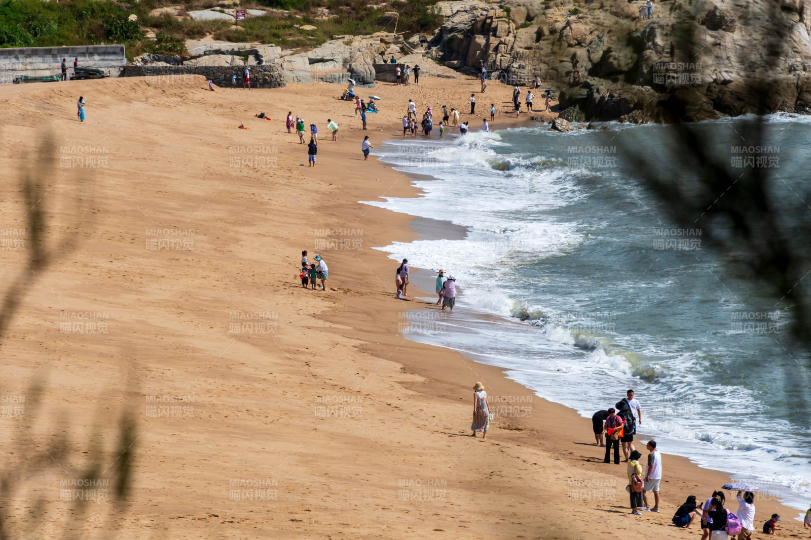 湄洲岛海滩漫步 人影绰绰图片