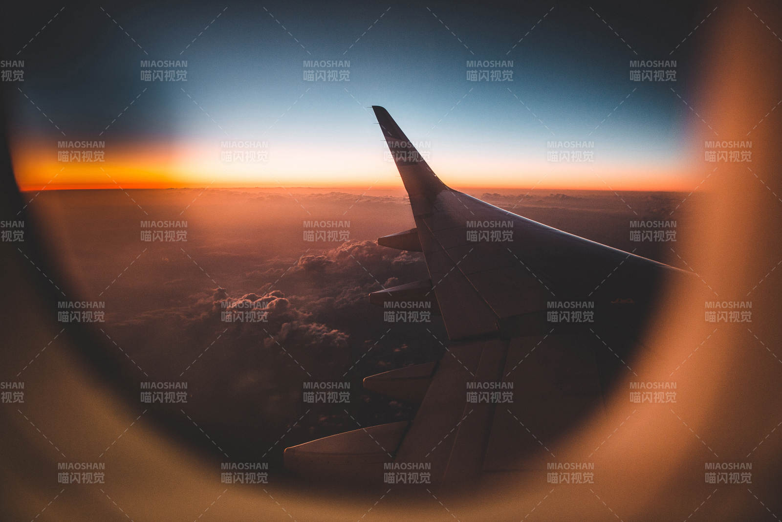 飞机窗外的夕阳美景图片