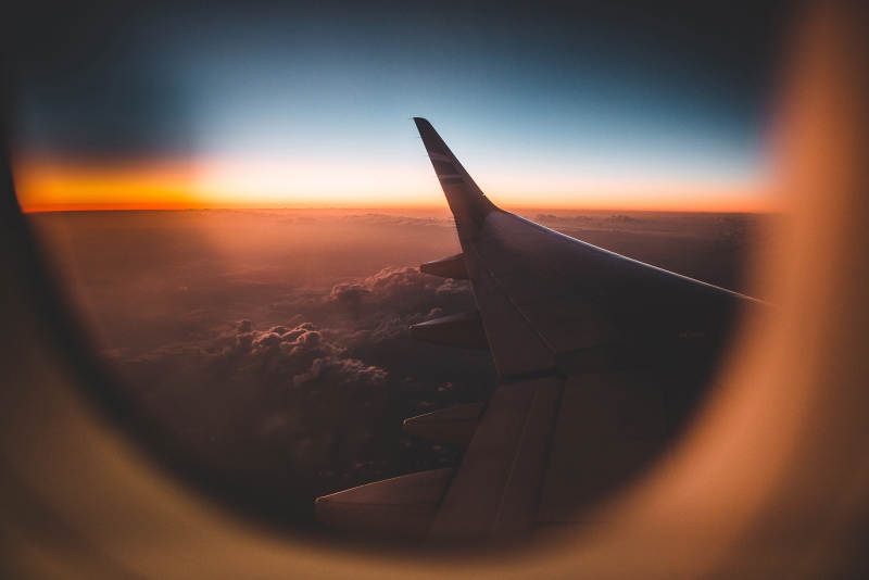 飞机窗外的夕阳美景图片