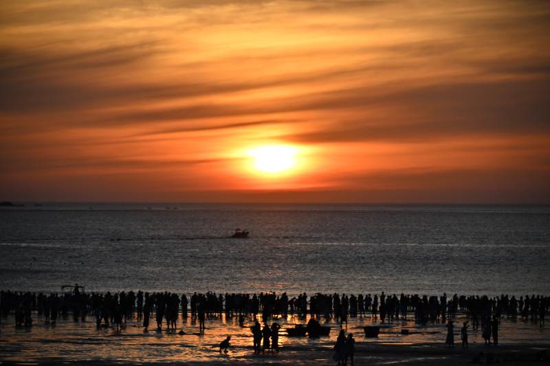 夕阳海滩 人影绰绰图片