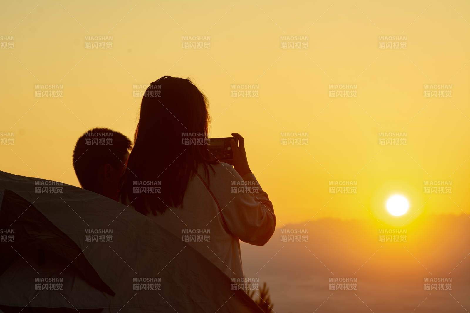 夕阳下的温馨瞬间图片