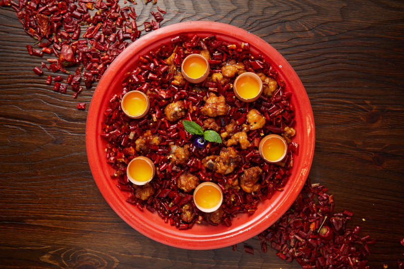 辣子炒鸡块配生食鸡蛋图片