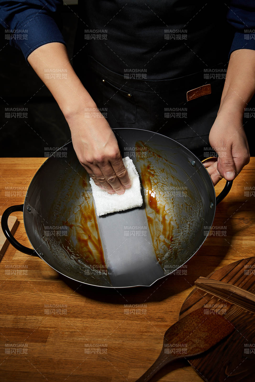 清洗锅底残留物图片