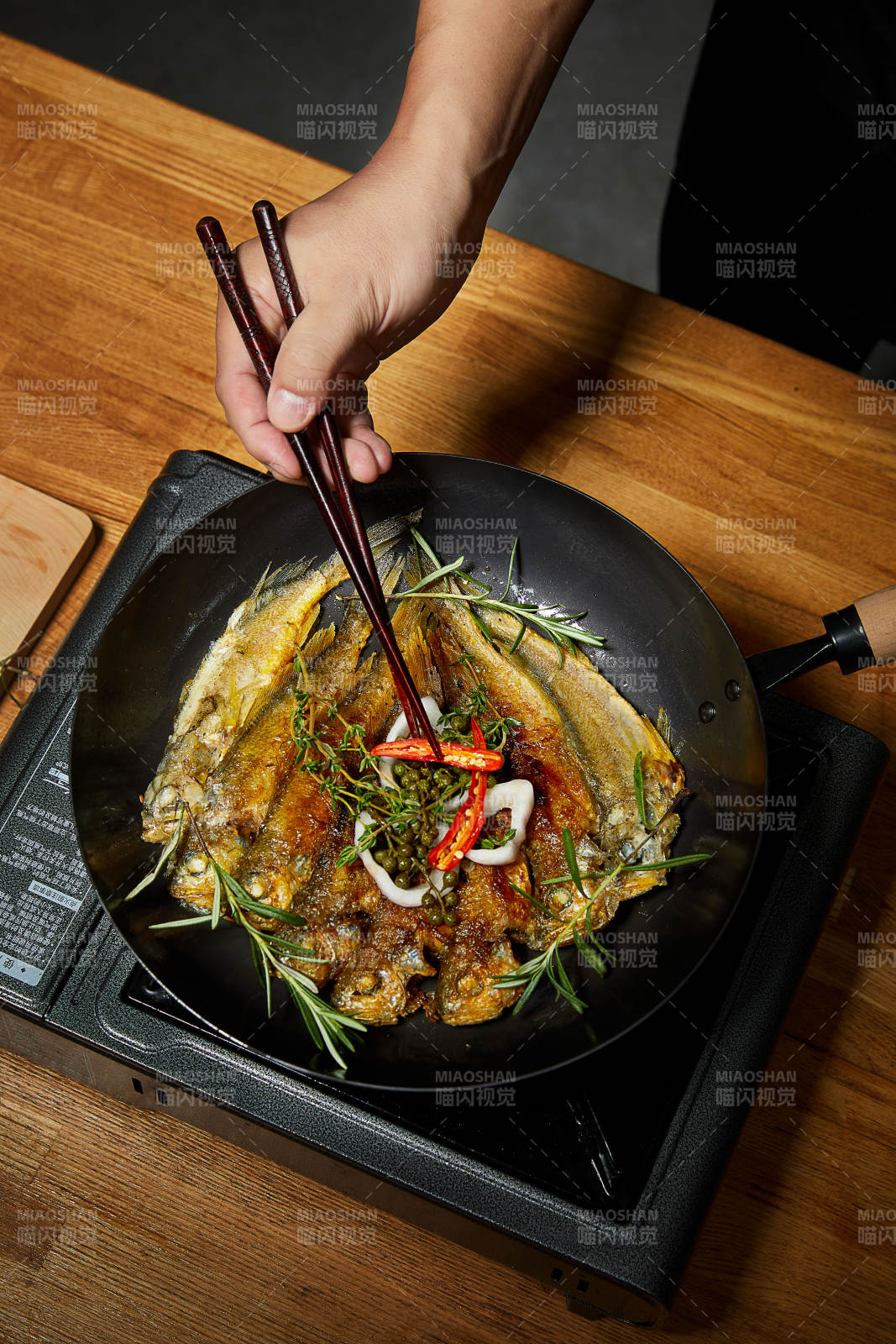 香煎小鱼配香草辣椒图片